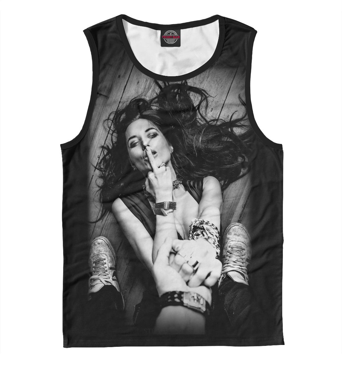 

Девушка показывает палец