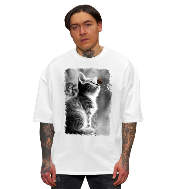 Мужская футболка оверсайз с притом Котенок и бабочка цвета Белый Мужская футболка оверсайз с изображением Котенок и бабочка цвета Белый