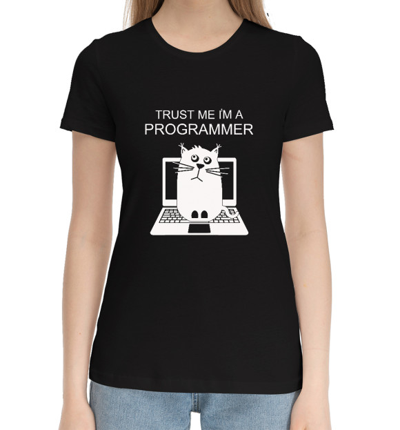 Женская хлопковая футболка с изображением Поверьте мне я программист цвета Черный