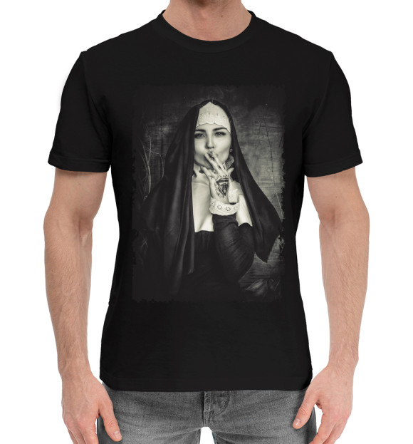 Мужская хлопковая футболка с изображением Монашка с сигаретой цвета Черный