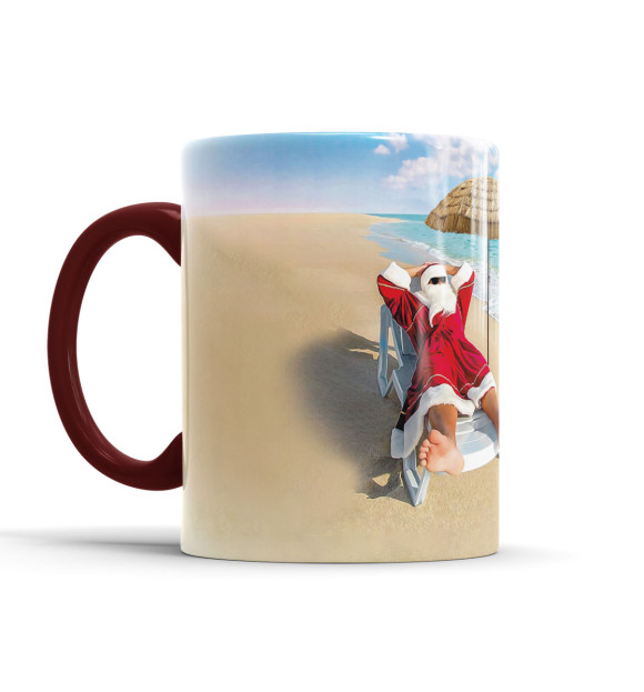 Кружка с изображением Санта на пляже цвета бордовый